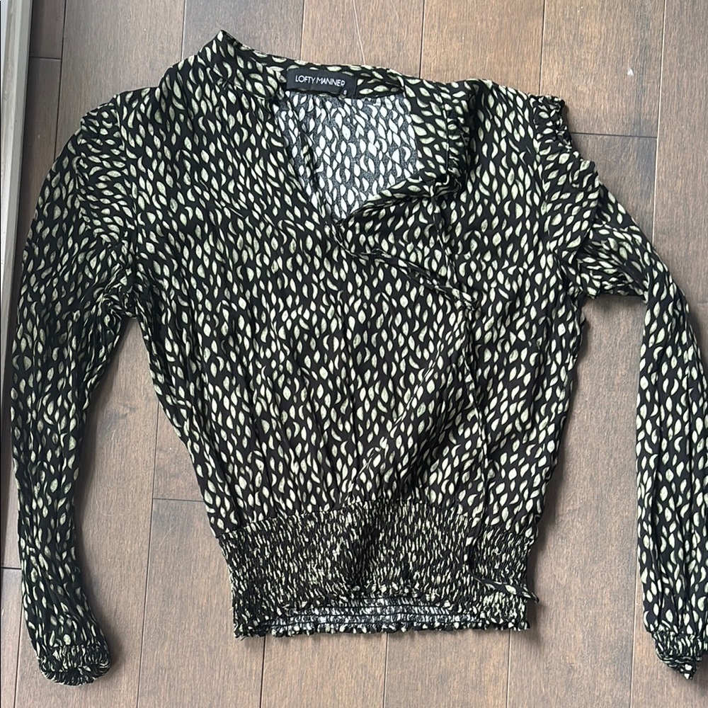 Black and White Fitted Ruched Blouse with Notched Collar